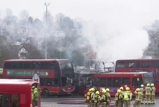 Robbanások és hatalmas tűz Londonban az egyik buszgarázsban