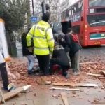Meghalt egy nő Londonban, miután téglák zuhantak a fejére az utcán séta közben