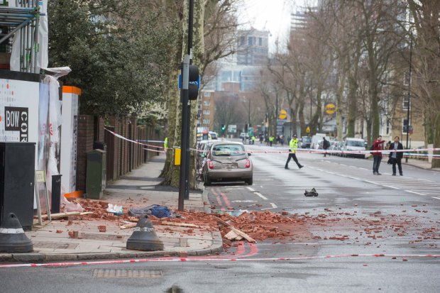 Meghalt egy nő Londonban, miután téglák zuhantak a fejére az utcán séta közben 3