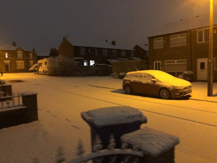 A tegnapi havazás képekben: Több repteret lezártak és csütörtökre még több havat jósolnak Anglia szerte 13