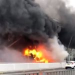 Hatalmas tűz a londoni Stansted reptéren: felgyulladt egy busz, minden járatot töröltek