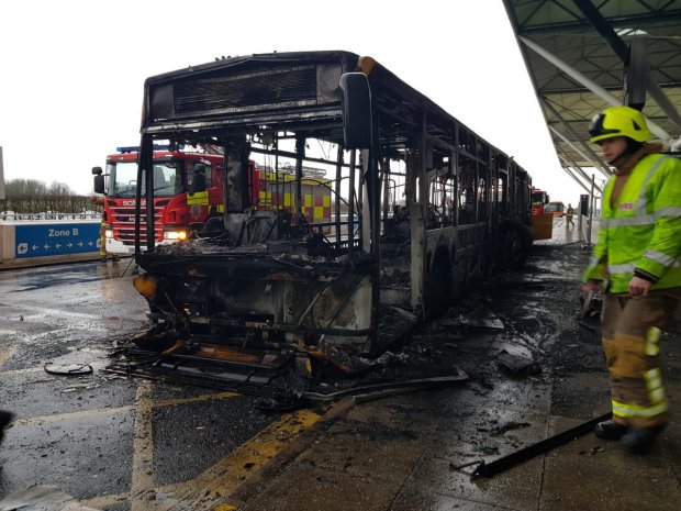 Hatalmas tűz a londoni Stansted reptéren: felgyulladt egy busz, minden járatot töröltek 5