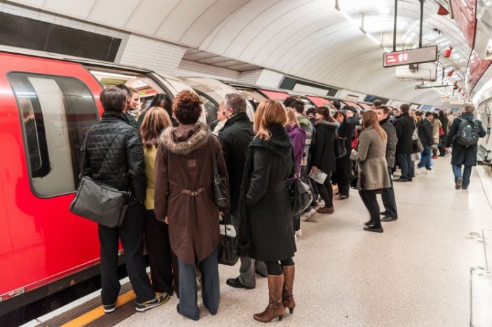 A hajánál fogva rángattak és szégyenítettek meg egy EUs állampolgár nőt a londoni metrón 4
