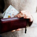 Sok embernek váratlanul érkezett £150 a számlájára Nagy-Britanniában