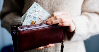 Sok embernek váratlanul érkezett £150 a számlájára Nagy-Britanniában