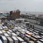 Hatalmas káosz és dugó a doveri kikötőnél a brit határon – vannak, akik 12-18 órát álltak a sorban