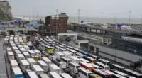 Hatalmas káosz és dugó a doveri kikötőnél a brit határon – vannak, akik 12-18 órát álltak a sorban
