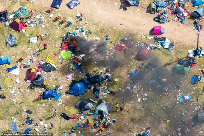 Óriási káosz Anglia egyik közismert fesztiválján: tömeges menekülés, sátor gyújtogatás, verekedés, késelés és egy 16 éves srác meghalt