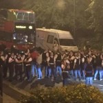 Tömegverekedés volt Londonban – kocsikat borogattak a felbőszült utcabálozók