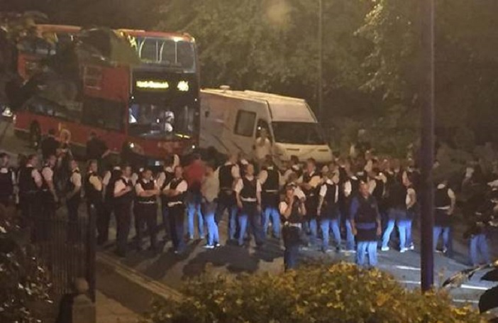 Tömegverekedés volt Londonban – kocsikat borogattak a felbőszült utcabálozók 2