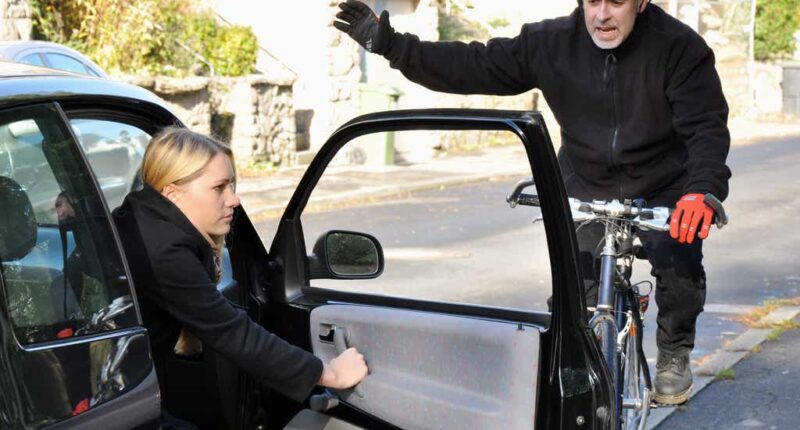 Hihetetlen, de akár £1,000-ra is büntethetnek Nagy-Britanniában, ha „rossz kézzel nyitod ki a kocsiajtót” 1
