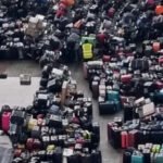 Na ilyet se látsz minden nap: elképesztő káosz a Heathrow repülőtéren, szó szerint hegyekben álltak a poggyászok
