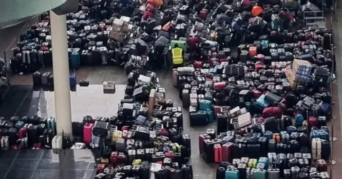 Na ilyet se látsz minden nap: elképesztő káosz a Heathrow repülőtéren, szó szerint hegyekben álltak a poggyászok 1