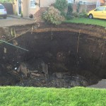 Megnyílt a föld egy angliai ház udvarán: most hatalmas gödör tátong