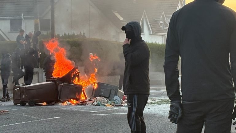 Egyre rosszabb a helyzet Belfastban: utcák lángokban, a rendőrség vízágyúval oszlatta a tömeget Egyre rosszabb a helyzet Belfastban: utcák lángokban, a rendőrség vízágyúval oszlatta a tömeget