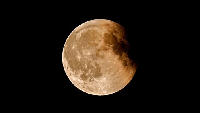 A tegnapi vérhold és teljes holdfogyatkozás képekben