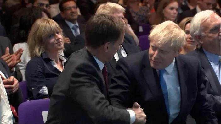 Megvan Nagy-Britannia új miniszterelnöke: a Brexit párti Boris Johnson elsöprő fölénnyel nyert