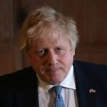 A brit miniszterelnök „beismerő vallomása”: videón kért bocsánatot és magyarázkodott Boris Johnson