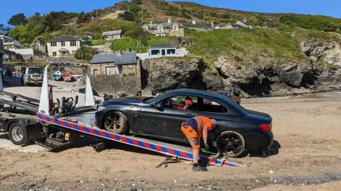 A tengerben kötött ki egy BMW Angliában, és még az utasok is benne voltak