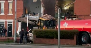 31 tonnás traktor tarolt le több házat Angliában – egy drogos sofőr okozta az ütközést