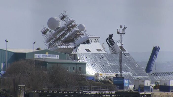 Felborult egy nagy hajó Nagy-Britanniában, Edinburgh kikötőjében – több tucat sérült 4