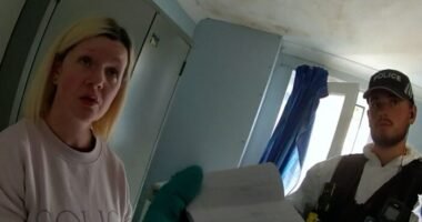 A kiérkező rendőrök is ledöbbentek egy angliai nő vallomásán - végzett a saját szüleivel, és évek óta otthonában tárolta őket egy házi készítésű mauzóleumban