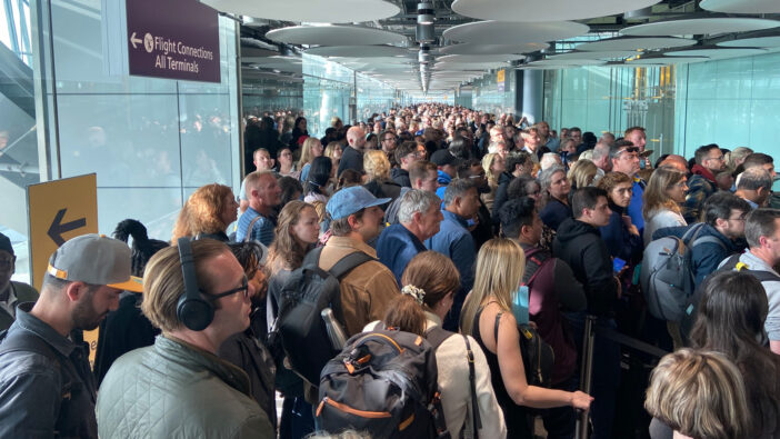 Teljes káosz, hatalmas sorok a brit repülőtereken, miután péntek este óta az egész országban nem működnek az E-kapuk 5