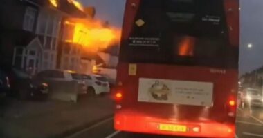 Megdöbbentő jelenetek: videón, ahogy egy ház felrobban Londonban