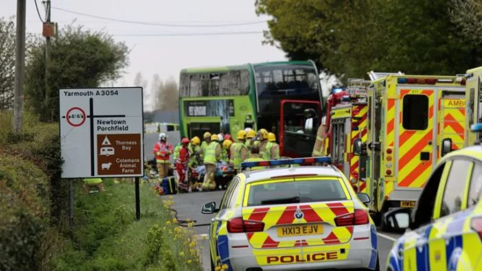 Súlyos buszbaleset történt Dél-Angliában: 1 halott, több, mint 20 sérült