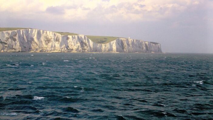 Elsüllyedt egy kishajó 80 emberrel, köztük több kisgyerekkel a fedélzetén Anglia partjainál 3
