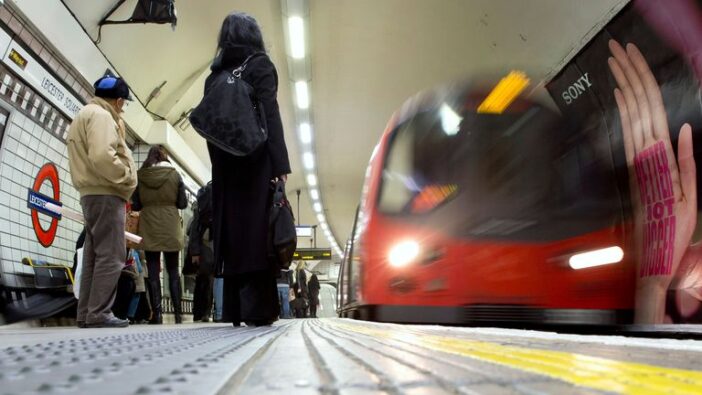 Megpróbáltak a metró elé lökni egy nőt az egyik forgalmas londoni metrómegállóban 6