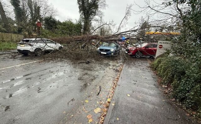 Vészhelyzet Dél-Walesben, életveszélyes áradások és tomboló szélviharok Angliában a Claudia vihar közepette