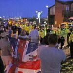 149 migráns érkezett egy gumicsónakkal Angliába – tüntetők vonultak ki és csaptak össze a rendőrökkel Gosportban