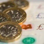 3,5 millió alacsony fizetésű munkavállaló fizetése emelkedik ettől a hónaptól az Egyesült Királyságban – így alakul a minimálbér