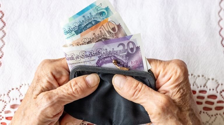 Örülhetnek a nyugdíjasok: történelmi emelés jön millióknak Nagy-Britanniában