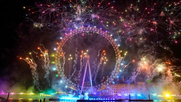 Ilyen volt a 2023-as szilveszter Nagy-Britanniában: tűzijáték, helyenként szakadó eső és persze sokak számára az elmaradhatatlan féktelen italozás hajnalig 9