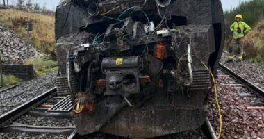 130 km/órával kisiklott egy vonat földcsuszamlás miatt Nagy-Britanniában, Cumbria területén