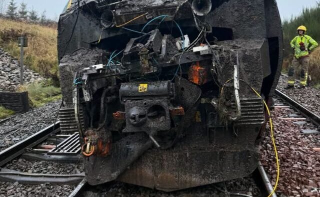 130 km/órával kisiklott egy vonat földcsuszamlás miatt Nagy-Britanniában, Cumbria területén