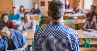 Hatalmas botrány: Meztelen fotókat küldött magáról egy általános iskolás diáknak az egyik tanára Angliában