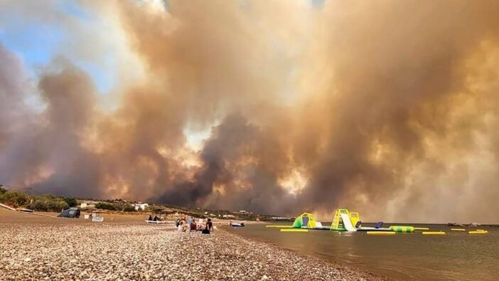Hatalmas tűzvész pusztít Rodoszon: ezrével menekítik a szigetről az embereket, már magánhajók is besegítenek az evakuálásban 4