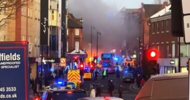 Kigyulladt egy elektromos emeletes busz egy forgalmas utcán Londonban