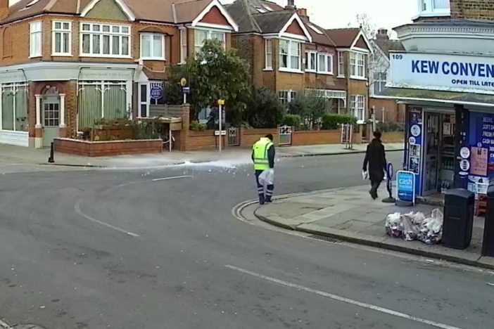 Hatalmas jégtömb csapódott be Londonban egy férfi mellett az utcába 4