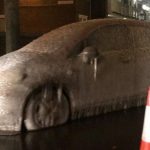 Egy hatalmas jégtömbbé fagyott egy kocsi a dermesztő hidegben Londonban