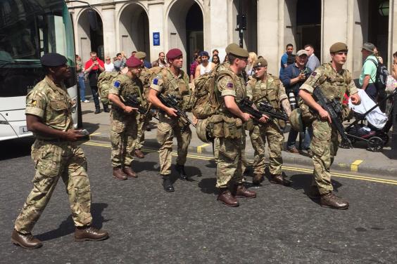 Katonák London utcáin: fegyveres alakulatokat vezényeltek a brit főváros számos pontjára 3