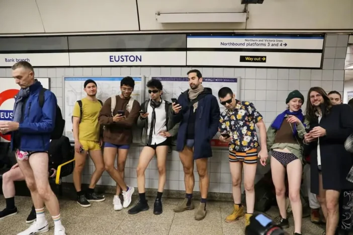 Ilyen volt a "nadrág nélkül metrózás napja" Angliában 2026-ban