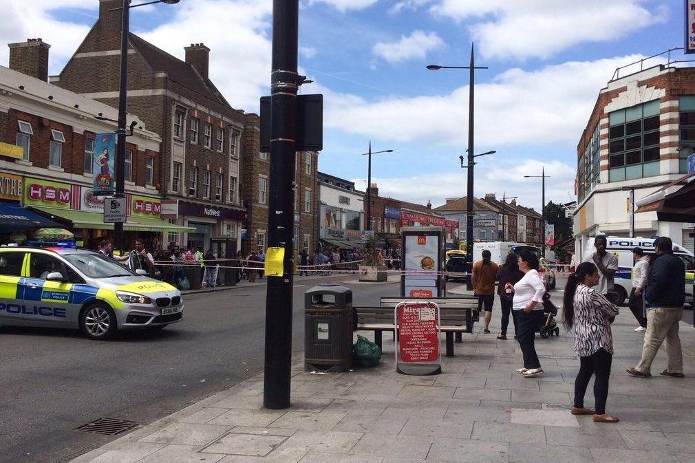 A nyílt utcán vágták el a nyakát egy tizenéves fiúnak Londonban 2