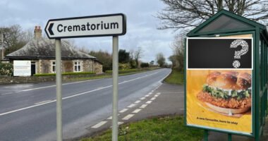 Fél Anglia ezen a „tökéletesen” elhelyezett McDonald's hirdetésen nevet, döntse el mindenki maga, hogy vicces vagy ízléstelen