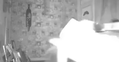 Egy ház nappalijába csapódott autóval egy fickó Angliában, Cambridgeshire területén, és ez még nem minden... (videó)