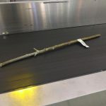 Megáll az ész: egy botot csekkolt be feladott csomagként a Londoni járatra az egyik utas