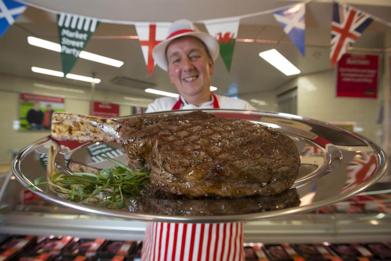 Hatalmas 1.2 Kg-os, £77-os óriás steak kerül Anglia boltjaiba £15-os szuper áron 2